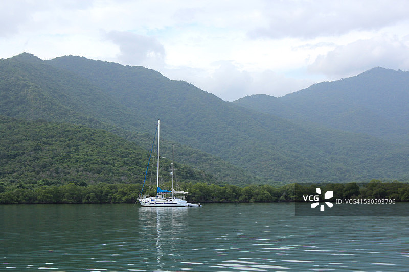 帆船与山脉图片素材