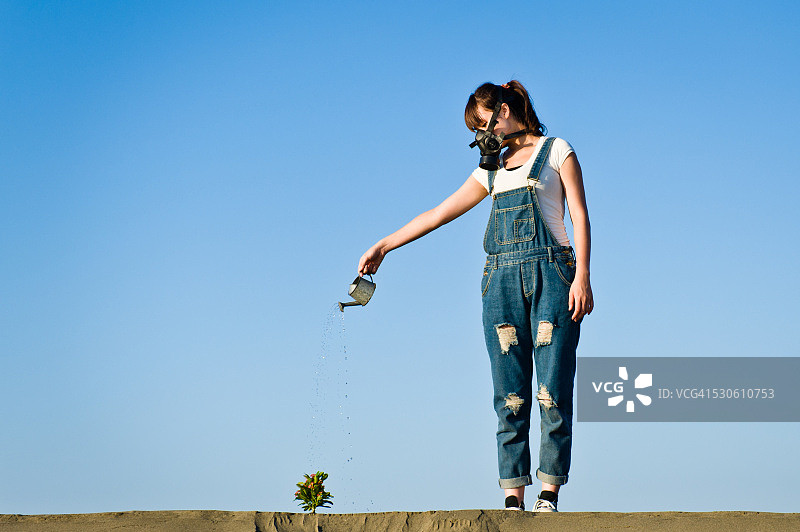 女人在浇花图片素材