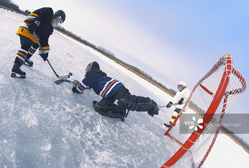 男孩们在户外打冰球图片素材