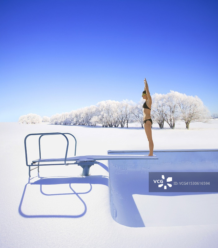 冬季跳板上的游泳者图片素材