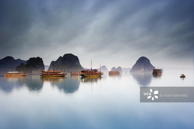 越南下龙湾的帆船图片素材