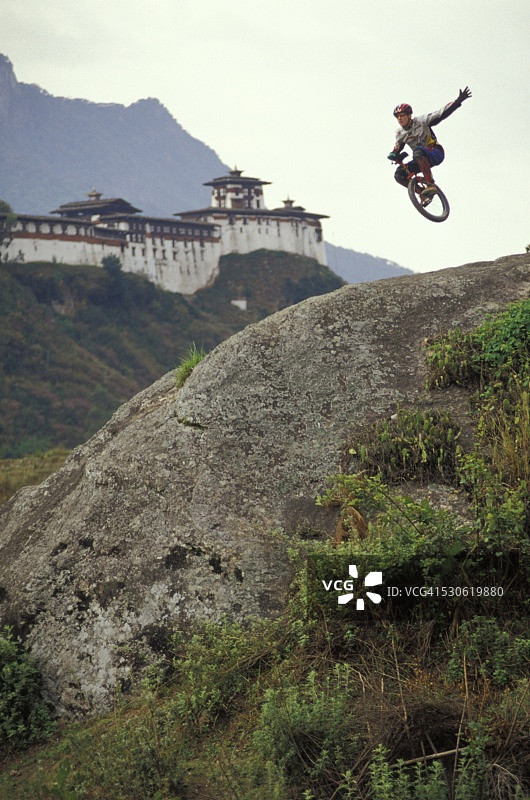 单轮车骑手在岩壁上骑行图片素材
