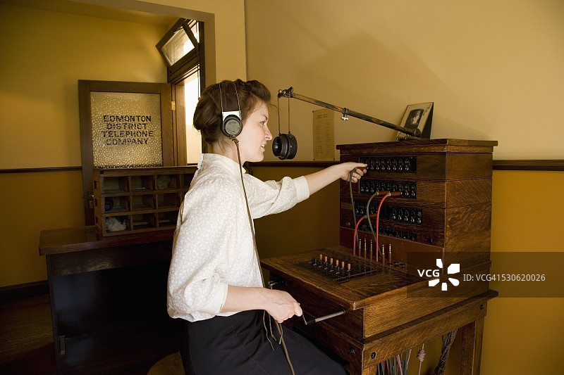 在电话交换机工作的女人图片素材
