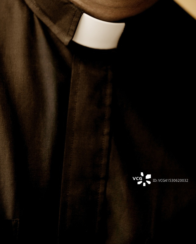 戴牧师领的男人图片素材