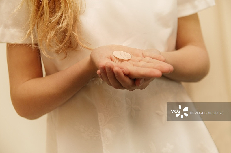 拿着圣餐薄饼的女孩图片素材