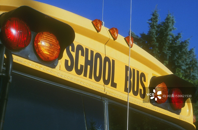 校车顶部的灯光图片素材