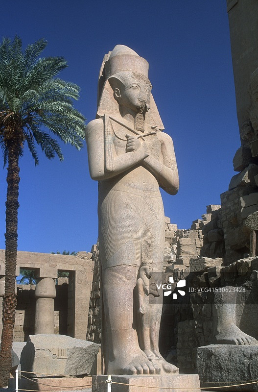 阿蒙大神庙的拉美西斯二世巨像图片素材