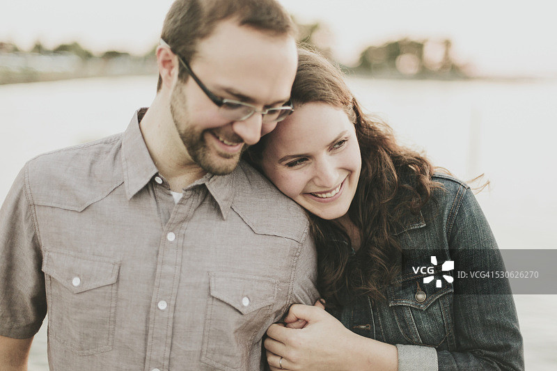 一对夫妇的肖像；加拿大不列颠哥伦比亚省新月海滩图片素材