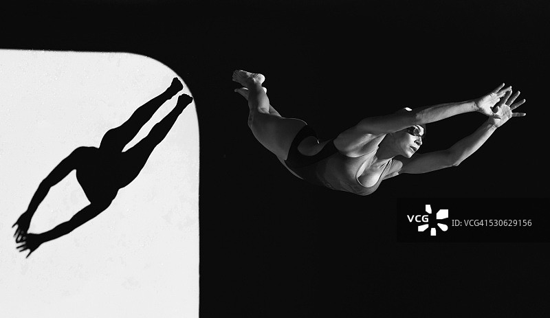 女人潜入未知世界；西班牙安达卢西亚加的斯塔里法图片素材