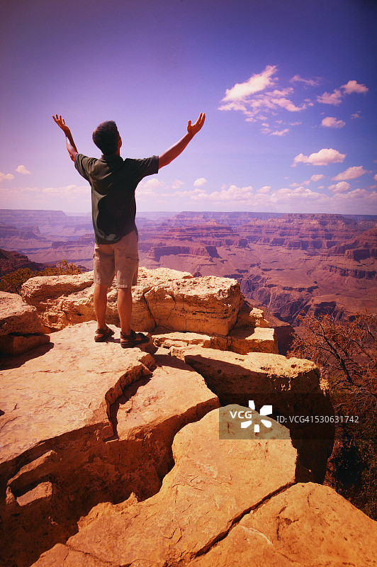 男子站在大峡谷旁图片素材