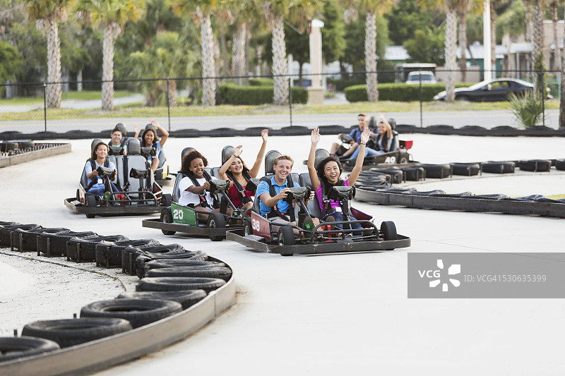 乘坐卡丁车的青少年团体图片素材