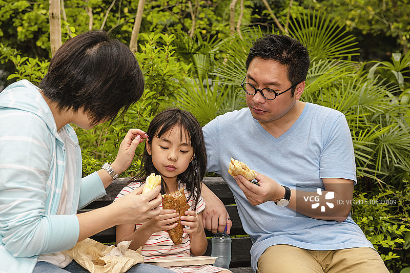 中国家庭在香港公园吃三明治（亚洲）图片素材