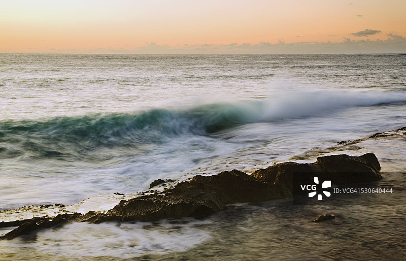美国夏威夷瓦胡岛西岸岩石海岸线美丽海浪的长时间曝光图片素材