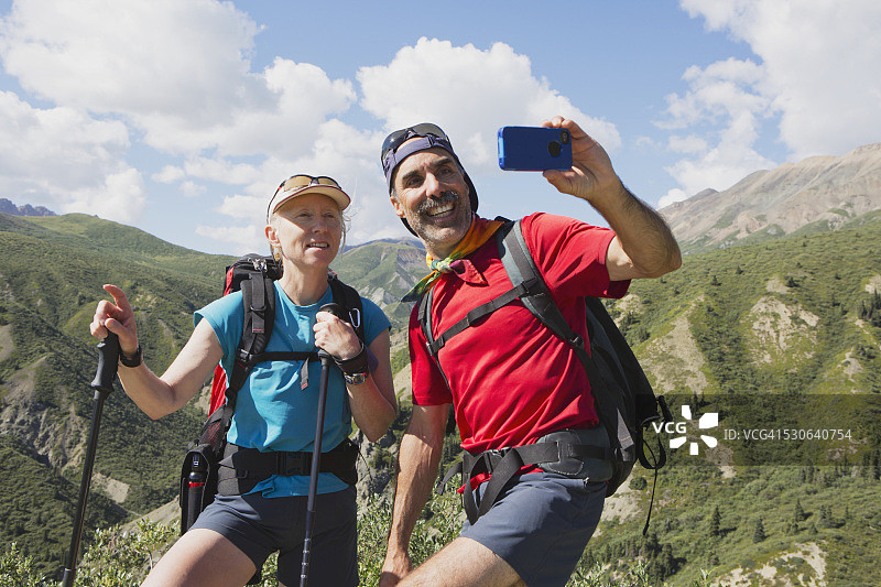 一对情侣在育空地区海恩斯 Junction 的山区用手机自拍图片素材