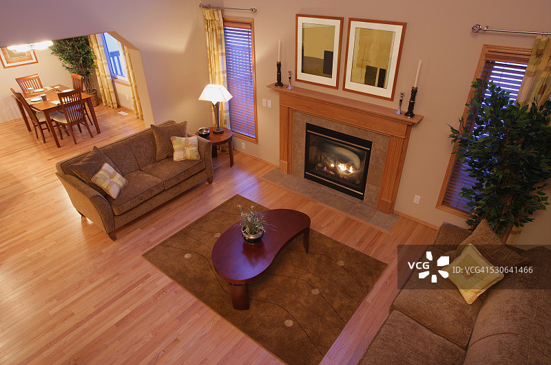 与餐厅相邻的客厅图片素材