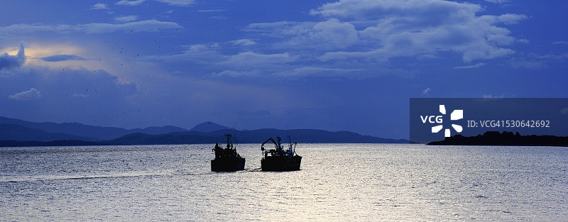 爱尔兰凯里郡贝拉半岛肯梅尔湾的渔船图片素材