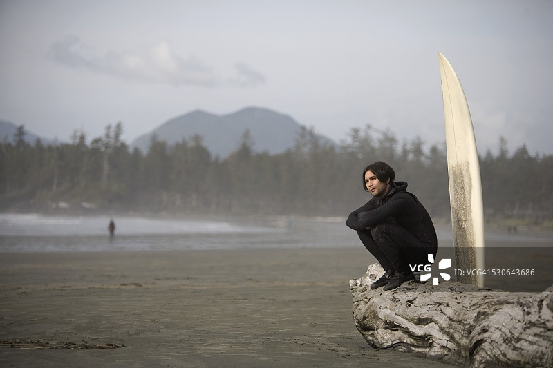 在海滩上的冲浪者，加拿大不列颠哥伦比亚省托菲诺附近的考克斯湾图片素材