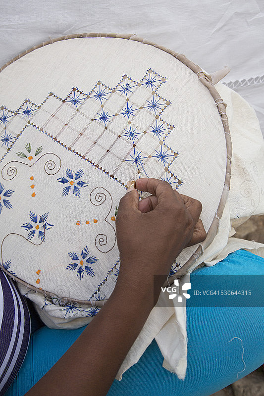 手持古巴特立尼达刺绣图片素材