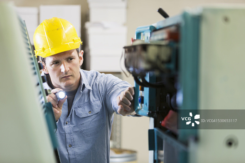 男人在印刷厂检查机器图片素材