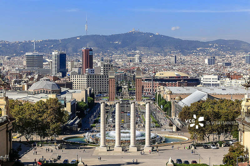 蒙特惠奇山上俯瞰的巴塞罗那城市风貌航拍图片素材