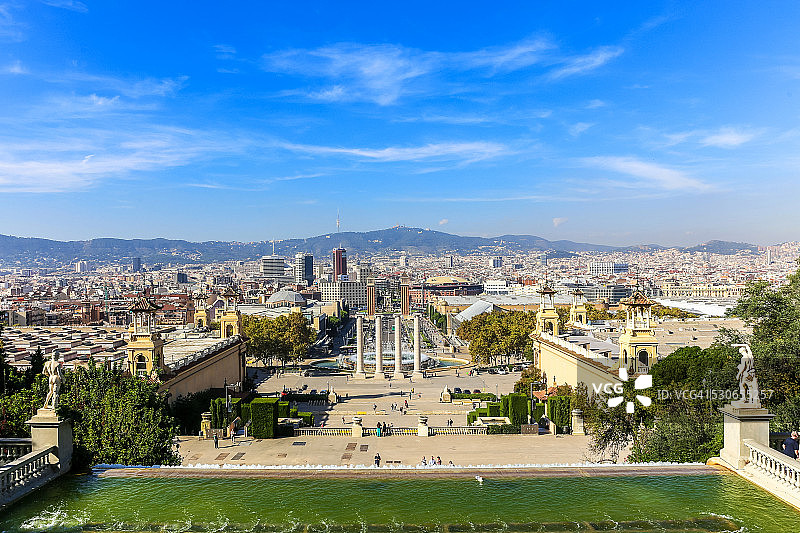 从蒙特惠奇山喷泉眺望巴塞罗那城市景观图片素材