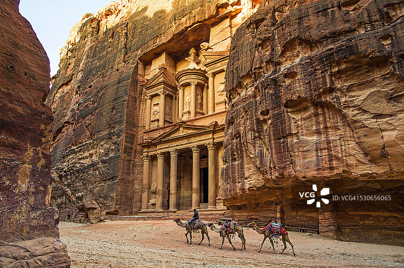 清晨的佩特拉古城图片素材