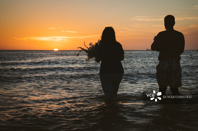 情侣在乌拉圭蒙得维的亚向海神伊emanja祈祷图片素材