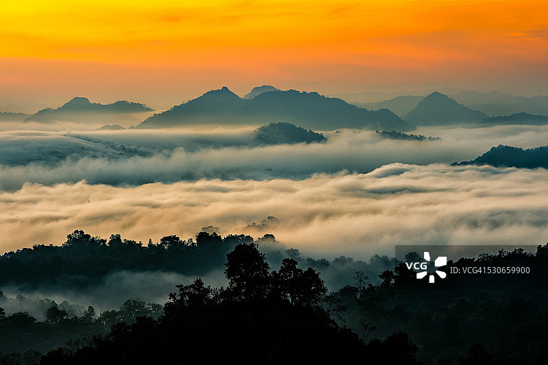 泰国达府翁 Phang 日落时分的群山和雾图片素材