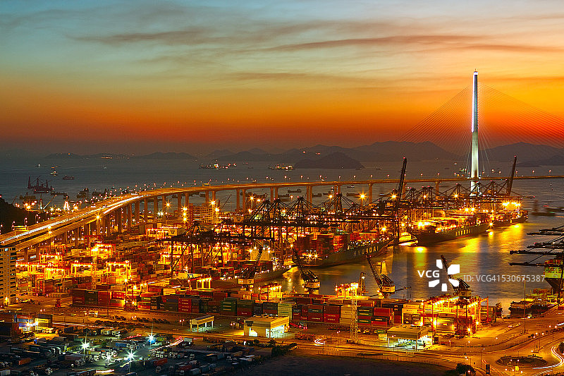 装有货物和集装箱的港口仓库图片素材