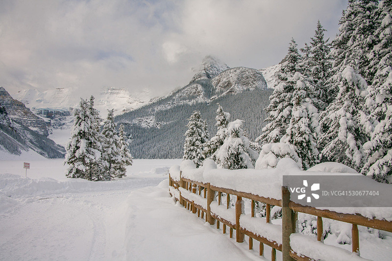 加拿大艾伯塔省班夫国家公园路易斯湖图片素材