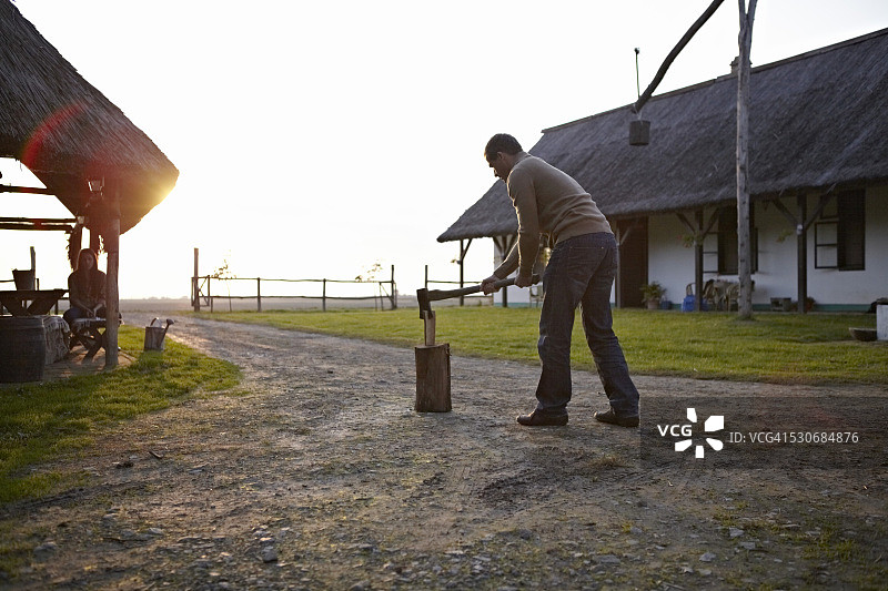 在克罗地亚巴拉尼亚劈柴的男人图片素材