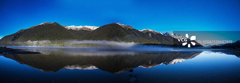 马沃拉湖中倒映的雪山图片素材