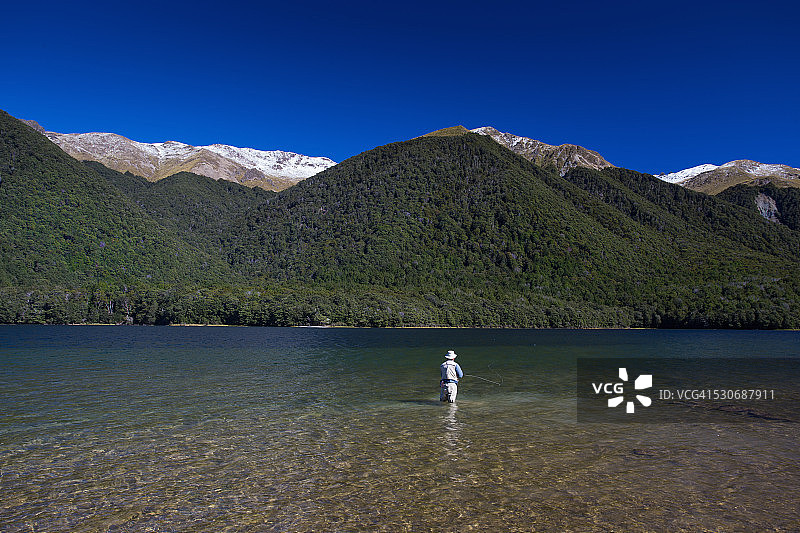 男人在马沃拉湖钓鱼图片素材