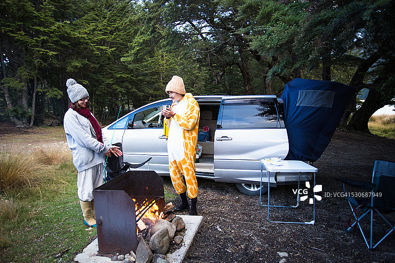 在马沃拉湖烹饪的露营车图片素材