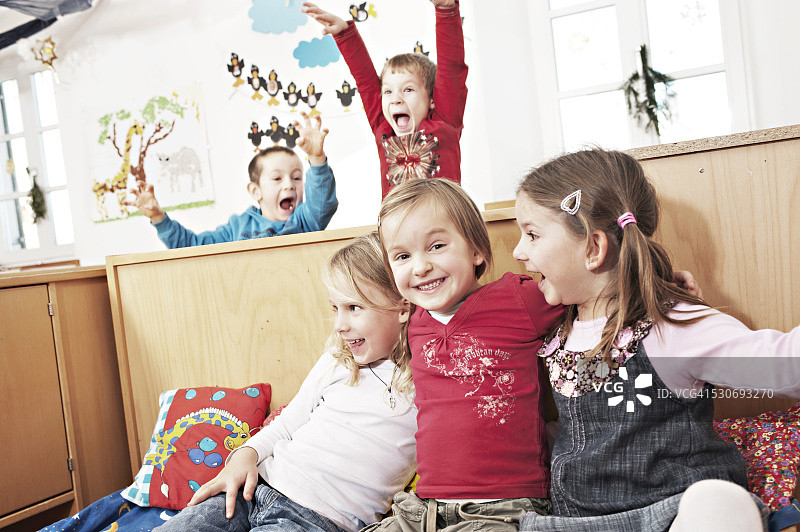 在德国巴伐利亚州科特盖瑟灵幼儿园里的孩子们图片素材