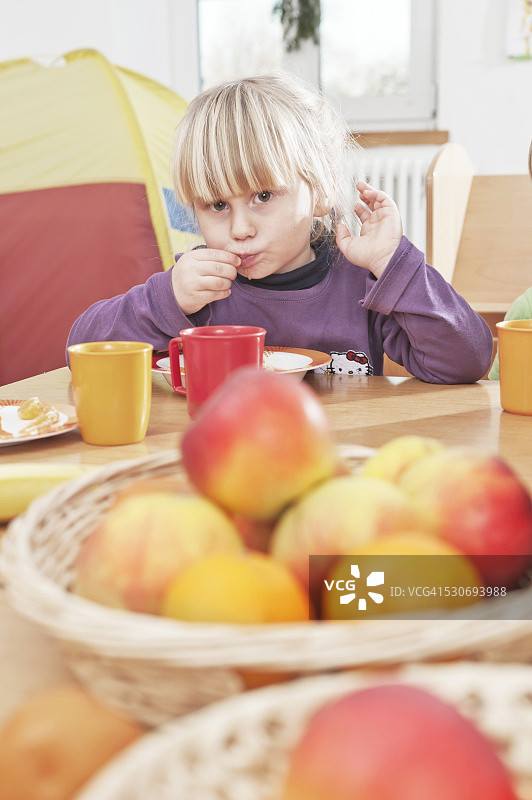 在德国巴伐利亚州幼儿园桌旁就坐的男孩图片素材