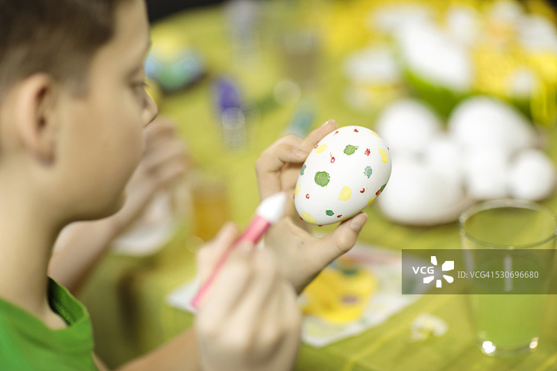 两个男孩在画彩蛋，克罗地亚奥西耶克图片素材