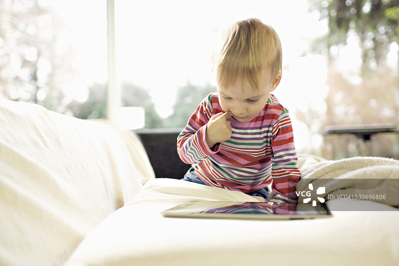 男孩在玩数位平板电脑，奥西耶克，克罗地亚，欧洲图片素材