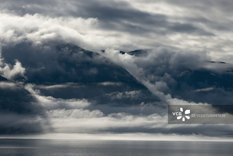 美国阿拉斯加州奇尔库特湾海面上的雾气图片素材