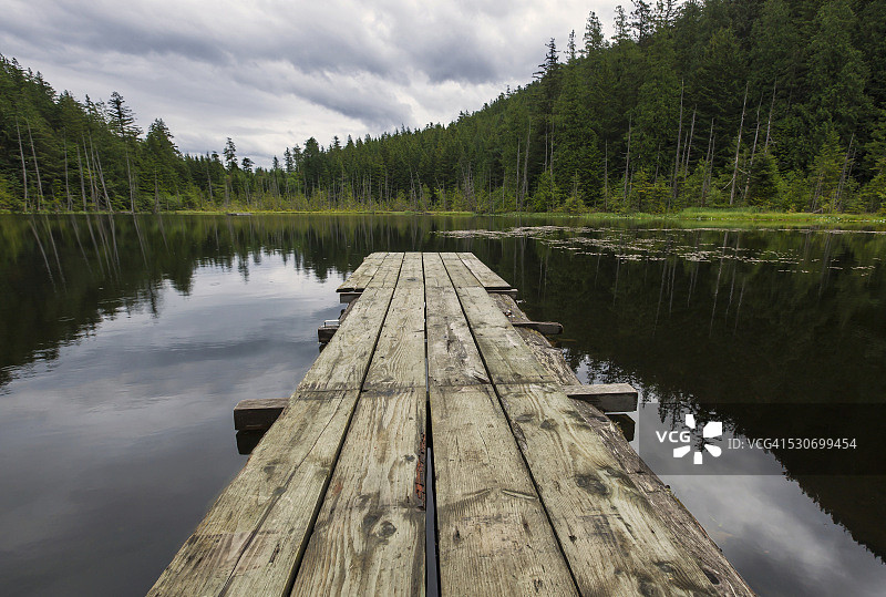 大湾附近的鹰湖码头;加拿大不列颠哥伦比亚省图片素材