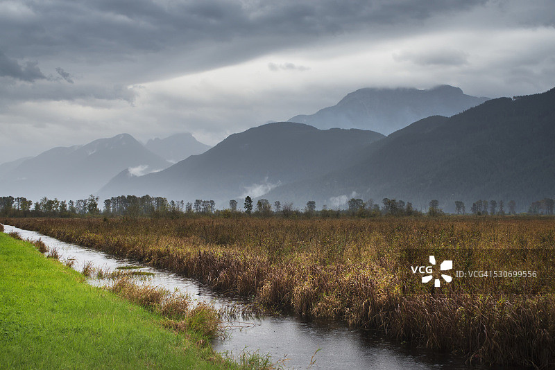 加拿大不列颠哥伦比亚省皮特湖的暴风雨天气图片素材