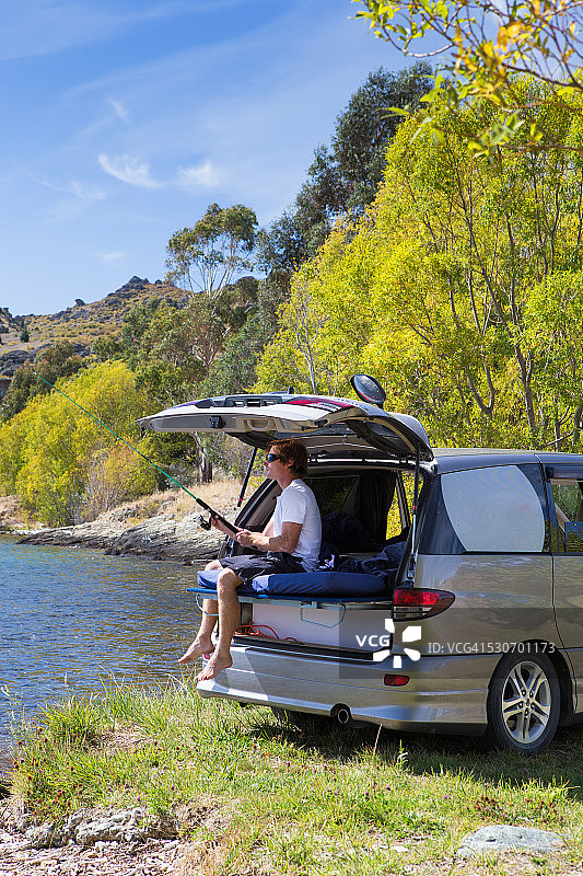 在车内岸边钓鱼图片素材