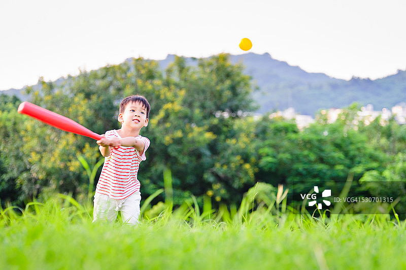 小男孩打棒球图片素材