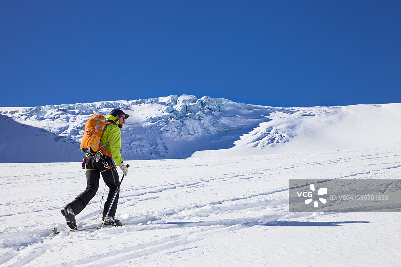 滑雪者穿过冰川，位于奥地利蒂罗尔州斯图拜图片素材