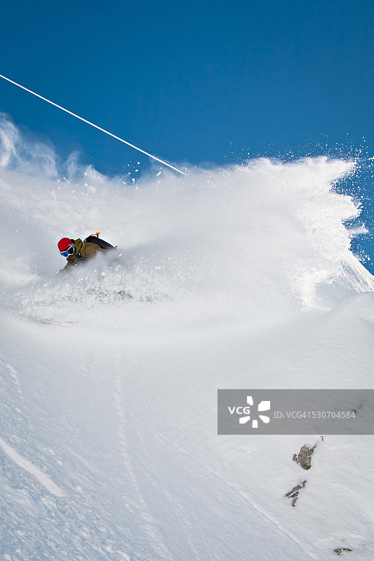滑雪者在奥地利蒂罗尔州因斯布鲁克滑雪图片素材