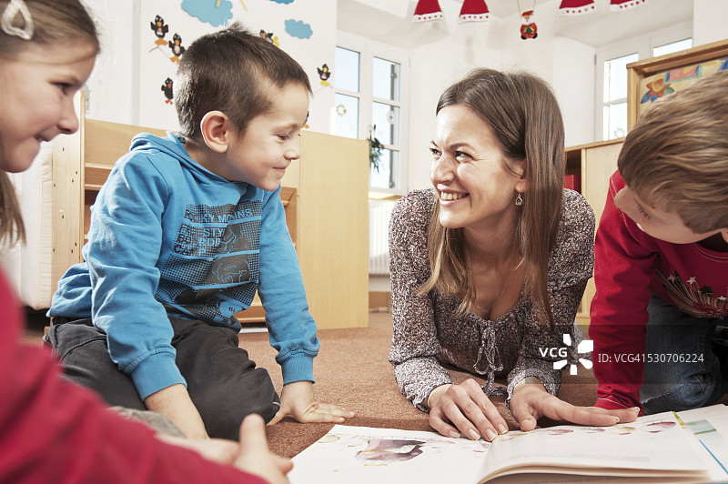 在德国巴伐利亚州科特盖瑟灵幼儿园里的孩子们图片素材