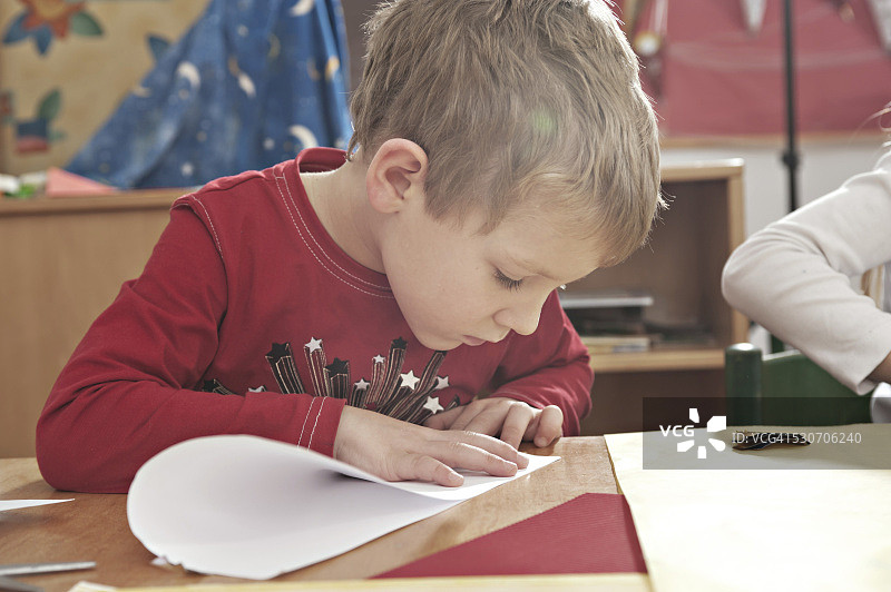 幼儿园里折纸飞机的孩子们图片素材