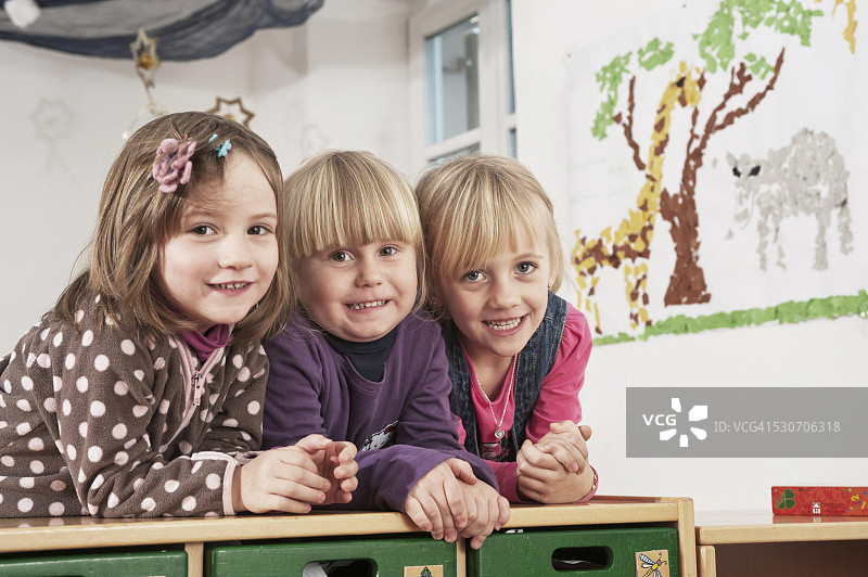 幼儿园里的三个孩子，位于德国巴伐利亚州科特盖泽灵图片素材
