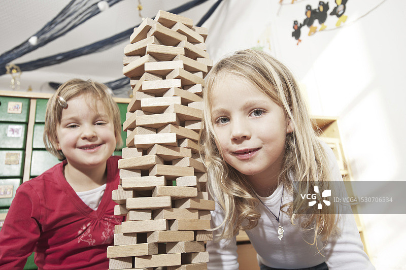 两个女孩在幼儿园玩耍，德国巴伐利亚州科特盖瑟林图片素材