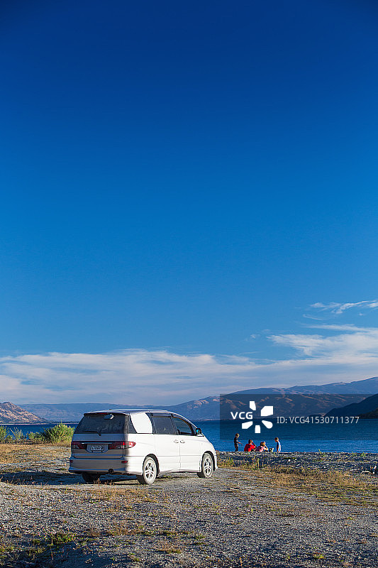 情侣欣赏哈威亚湖美景图片素材